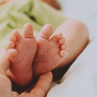 Baby voetjes in hand